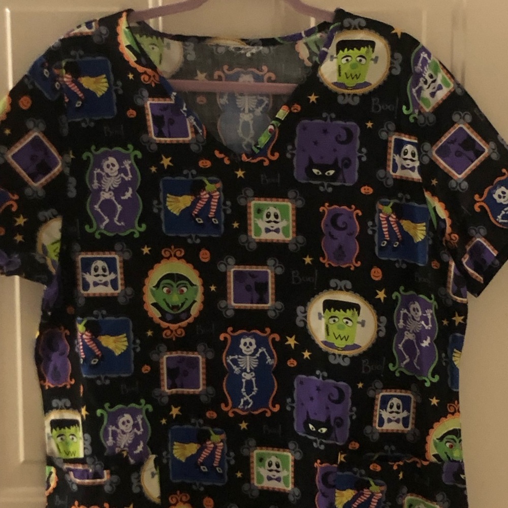 HALLOWEEN SCRUB TOP